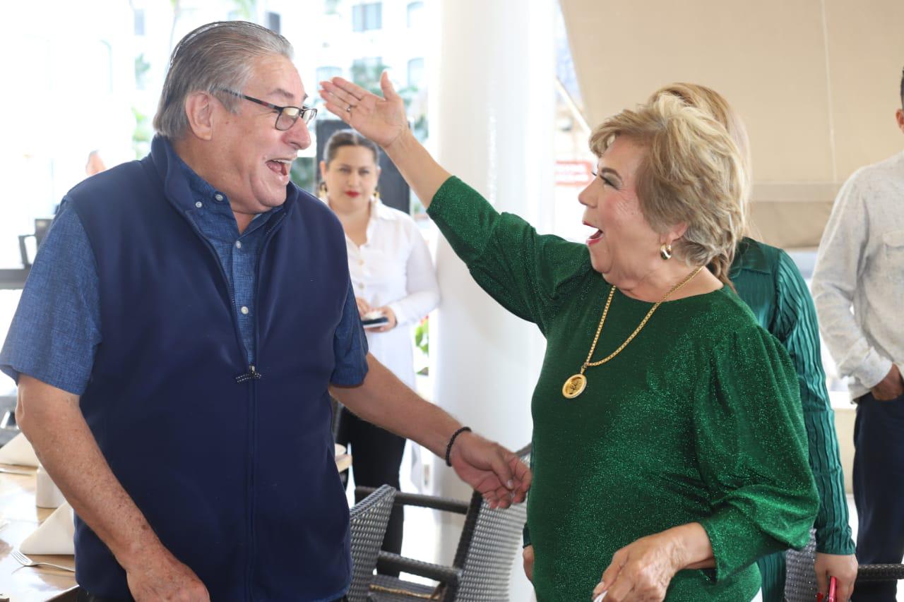 $!Feliz lució Lucy al momento de que recibió un abrazo de felicitación del Padre Rafael Martínez, quien asistió a su festejo.