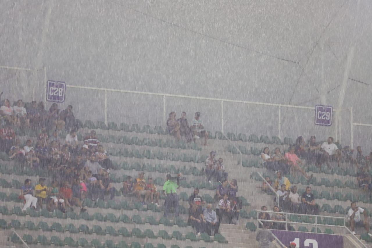 $!El Mazatlán-Chivas arrancará a la hora acordada, pese a la lluvia