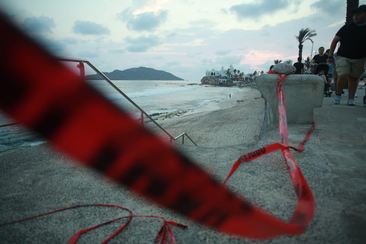 $!Cierran en Mazatlán tres áreas de playa por corrientes marinas y zanjas
