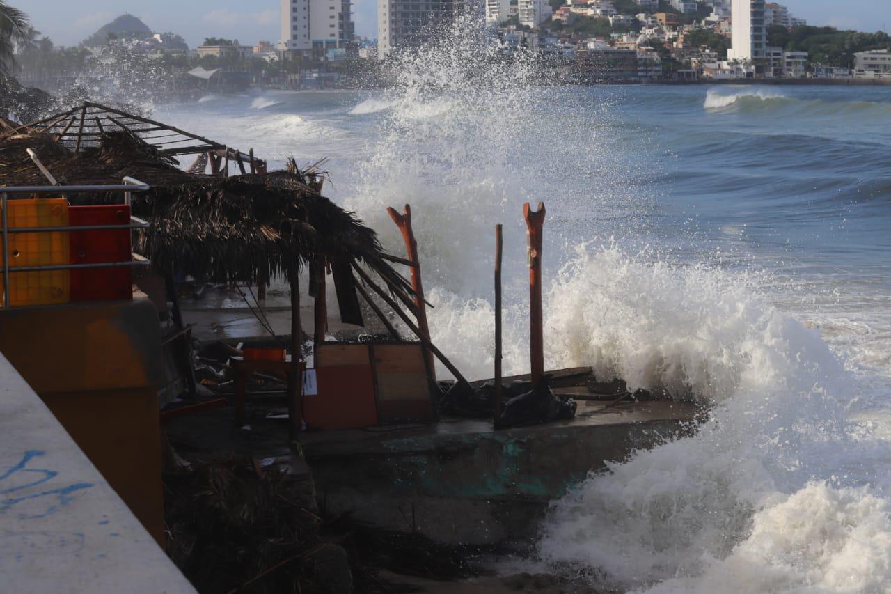$!Oleaje ocasionado por ‘Priscilla’ deja pérdida total en palapas y pangas en Mazatlán