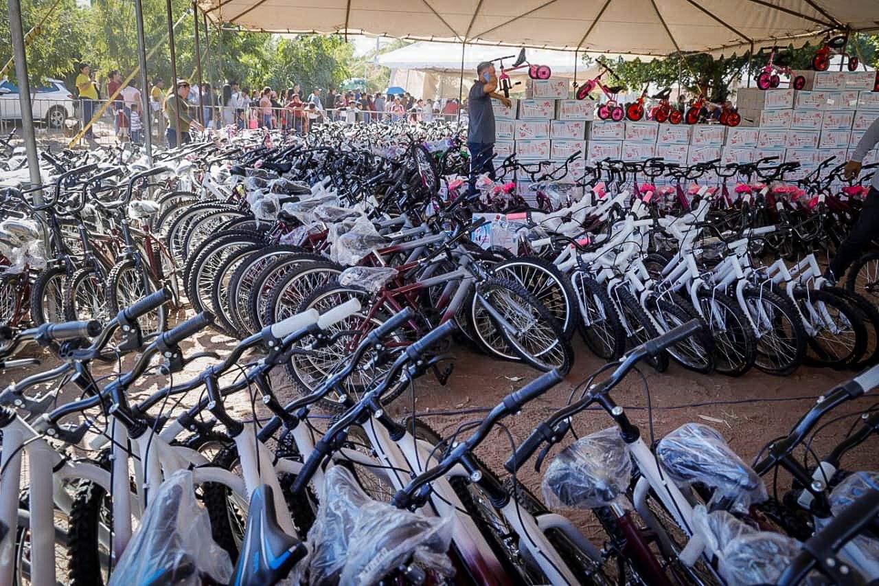 $!Celebran la Gran Posada 2025 en Ahome y regalan 3 mil bicicletas, comida, dulces y juguetes