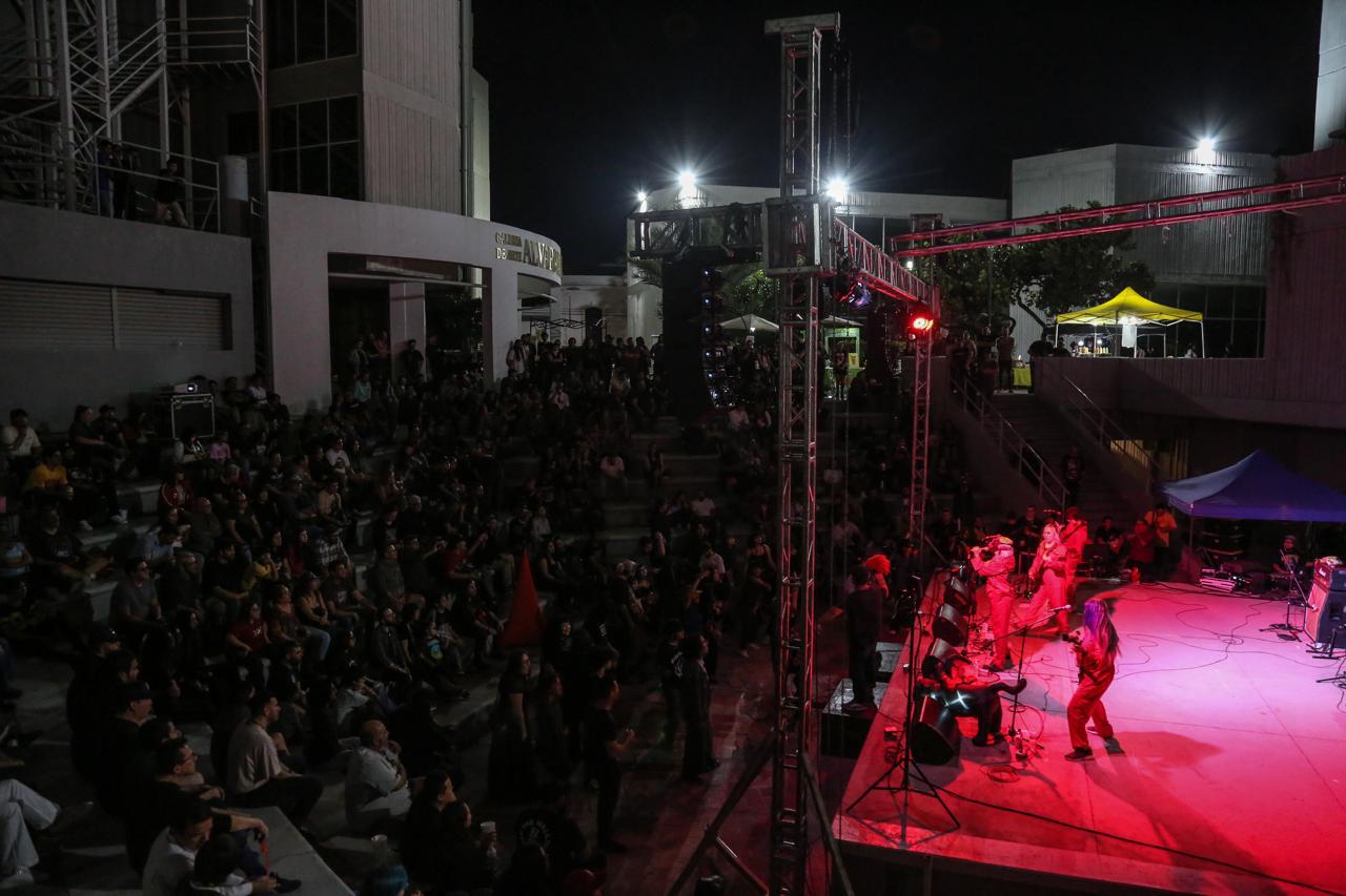 $!El público se volcó en aplausos para la banda invitada.