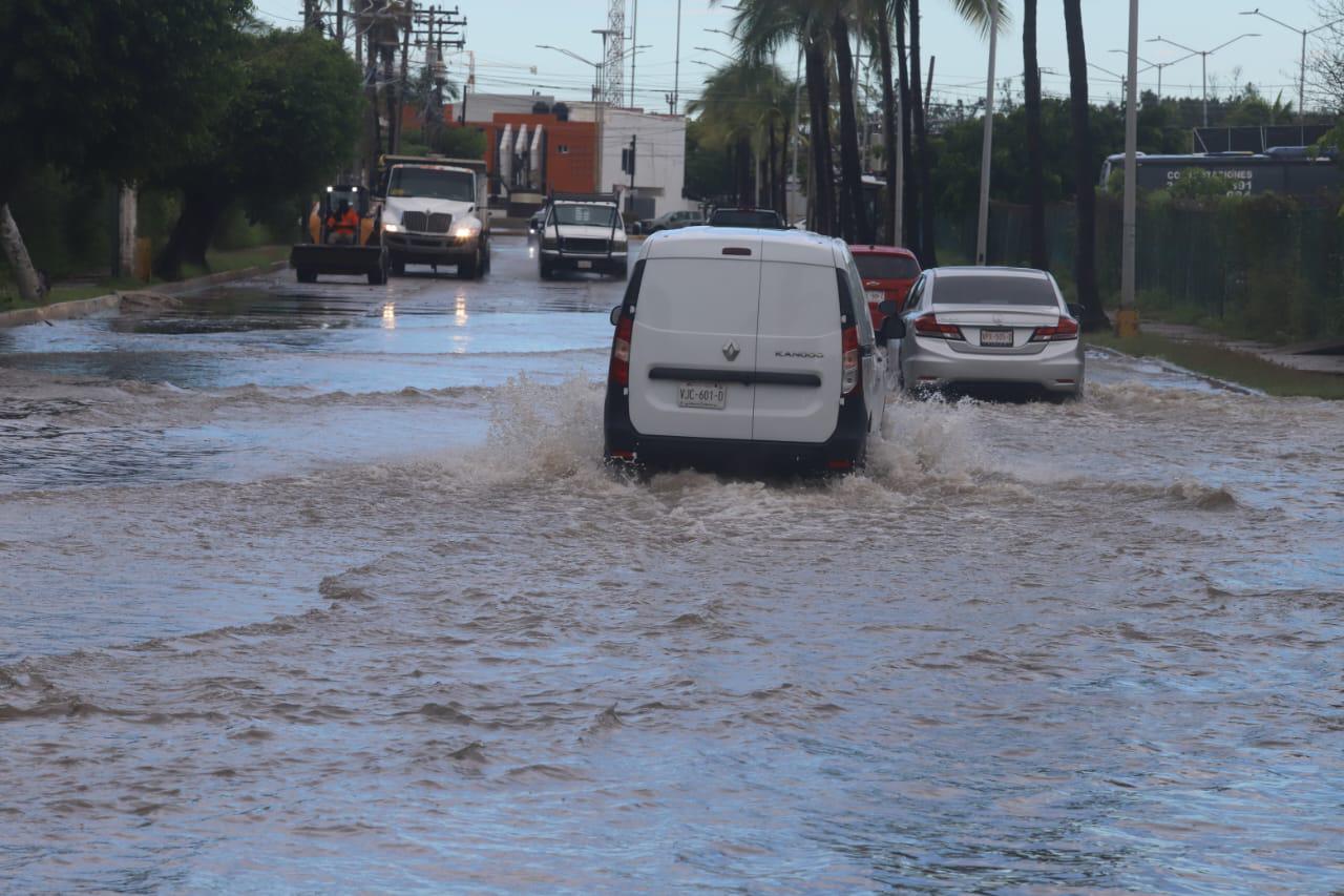 $!Provocan lluvias inundaciones en tramos de avenidas de Mazatlán