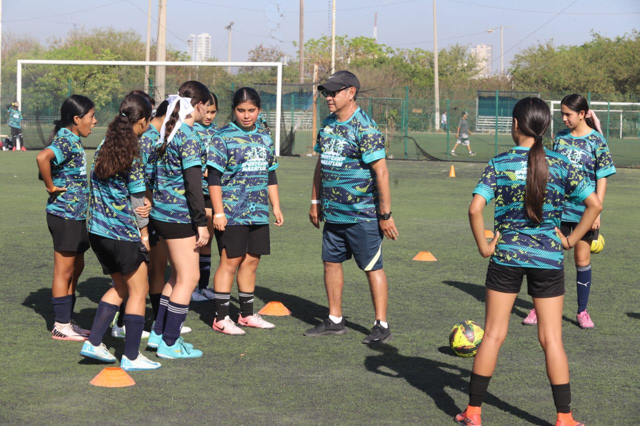 $!Sport Camp Mazatlán impulsa talentos con ex futbolistas y visores profesionales