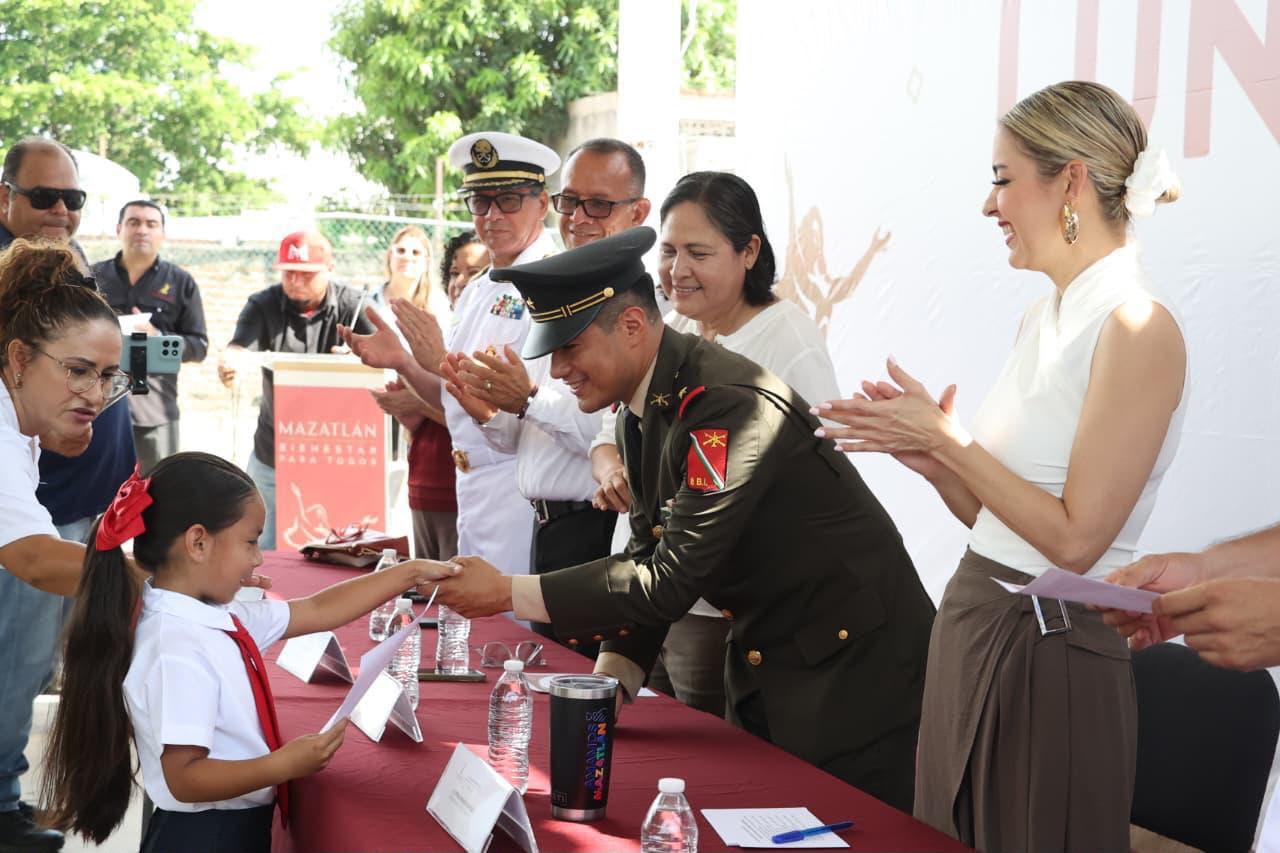 $!Arranca construcción de aula en Jardín de Niños Jorge Domínguez Ramírez, en Mazatlán, durante Lunes Cívico