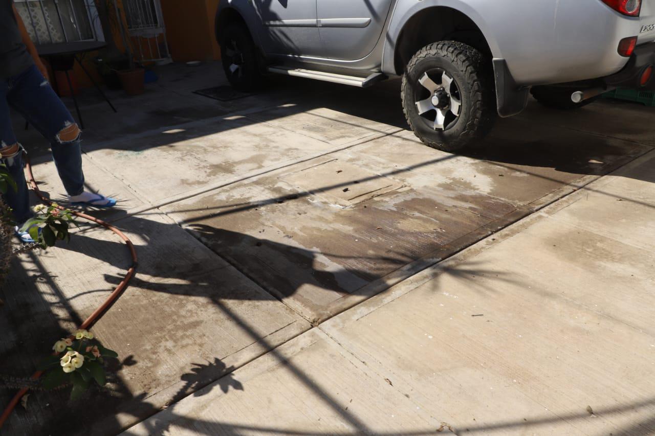 $!Fuga de agua potable y drenaje afecta a vecinos en Bugambilias, en Mazatlán