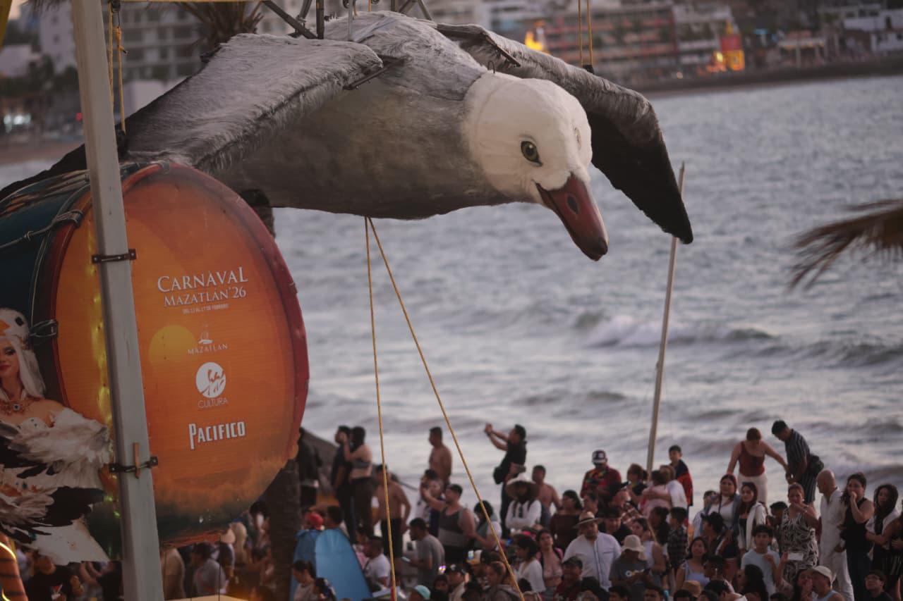 $!Mazatlán se rebeló al miedo por medio de la diversión: el desfile y su comunión con la libertad