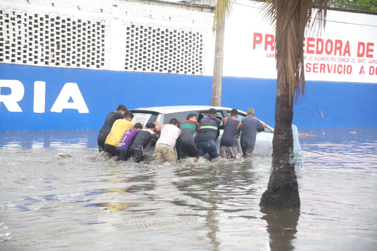 $!Se vara camión en avenida inundada y rescatan a pasajeros en Mazatlán