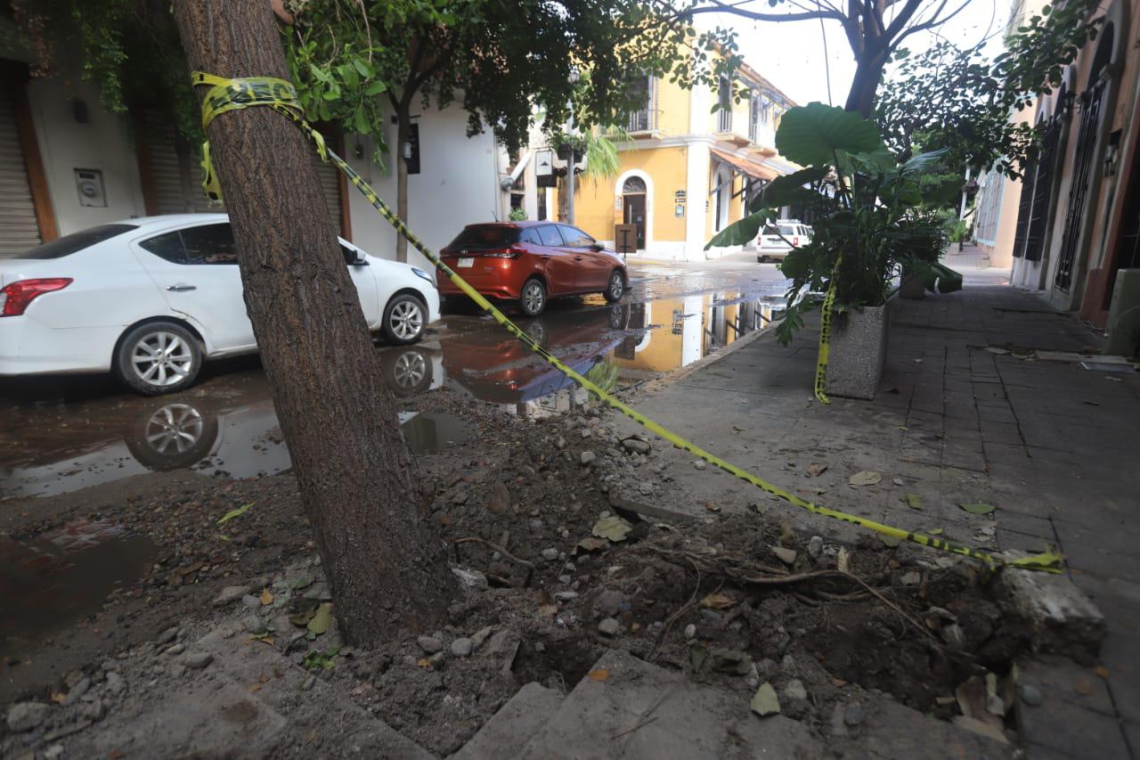 $!Luce Centro Histórico de Mazatlán con agua estancada y basura acumulada