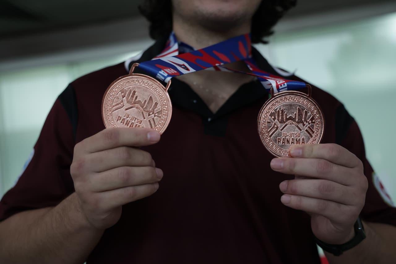 $!Culiacanense Érick García regresa a casa como doble medallista panamericano de Jiu Jitsu