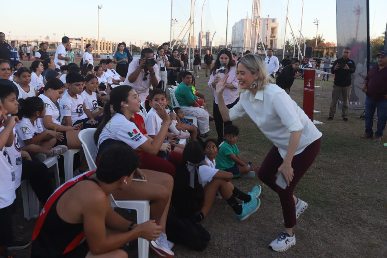 $!Dan banderazo de inicio de obra de techumbre, en Unidad Juárez de Mazatlán