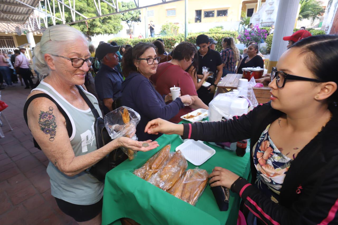 $!Asisten cientos de personas a la quinta Feria del Tamal en el Pueblo Señorial de La Noria