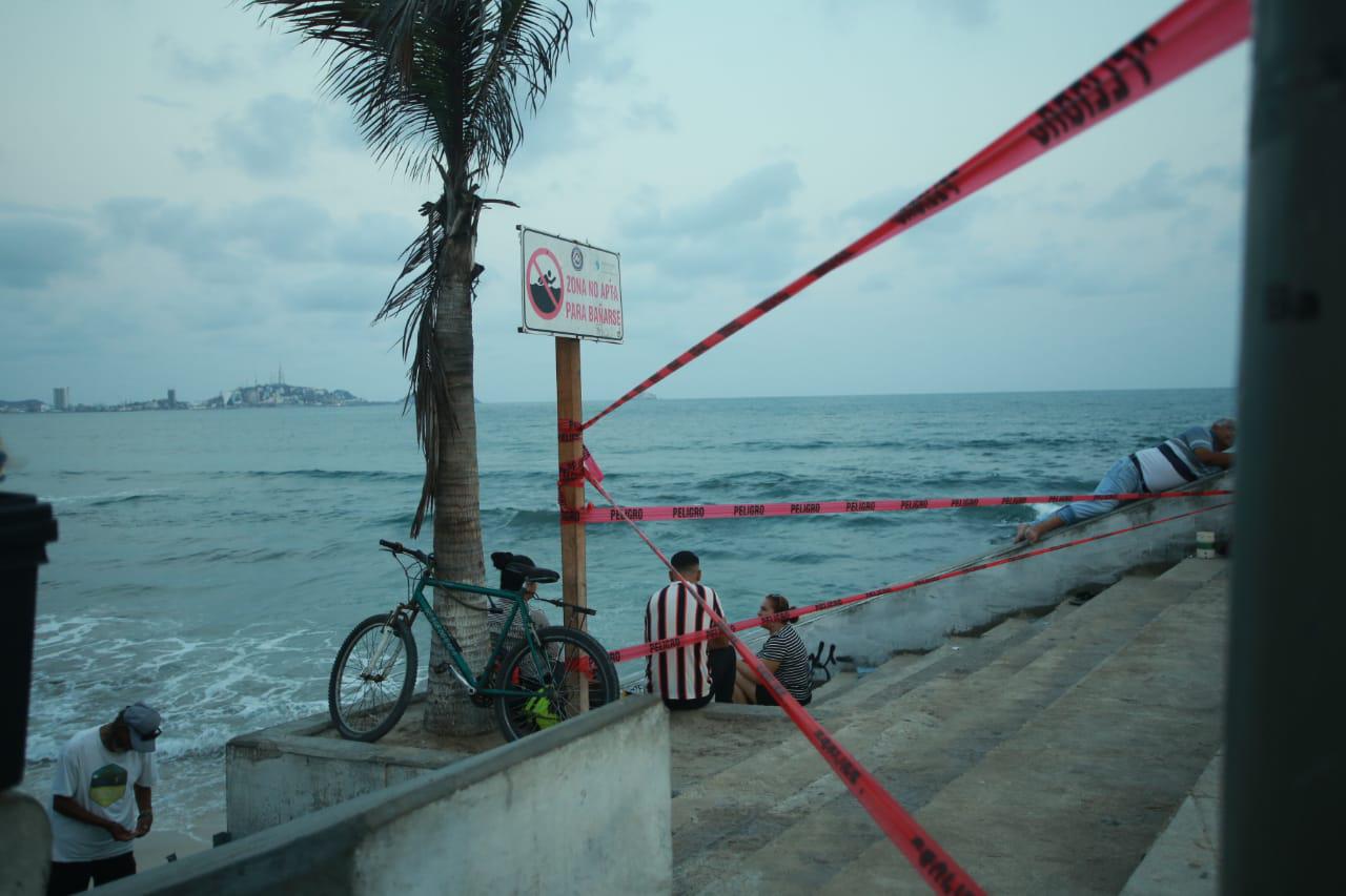 $!Cierran en Mazatlán tres áreas de playa por corrientes marinas y zanjas