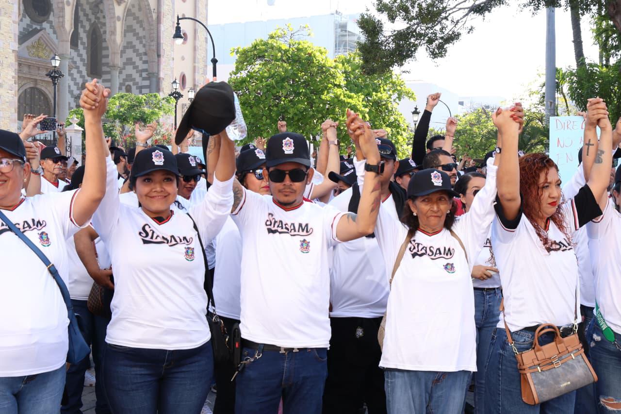 $!Exigen sindicalizados de STASAM justicia laboral durante el desfile del Día del Trabajo