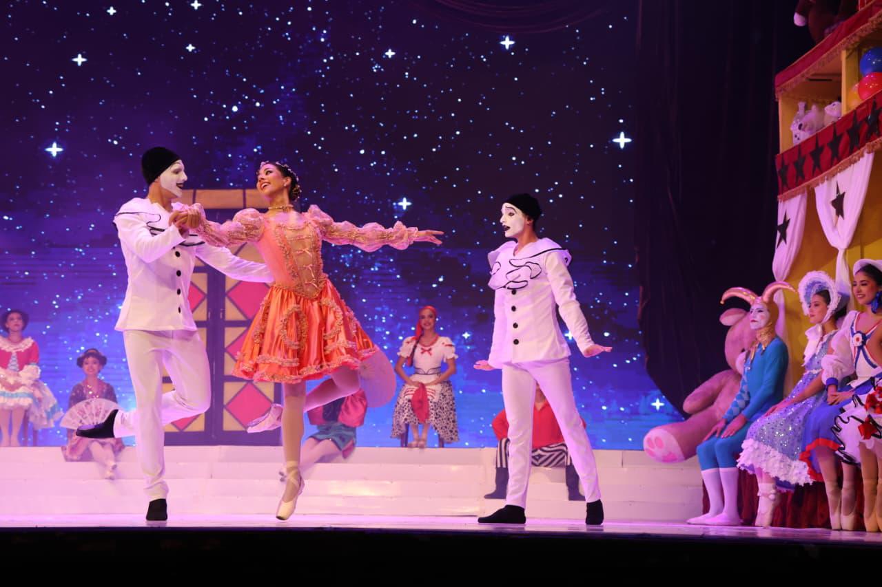 $!Brillo, fantasía y tradición se fusionaron en una producción que acercó al público mazatleco a uno de los ballets familiares más queridos del repertorio clásico.
