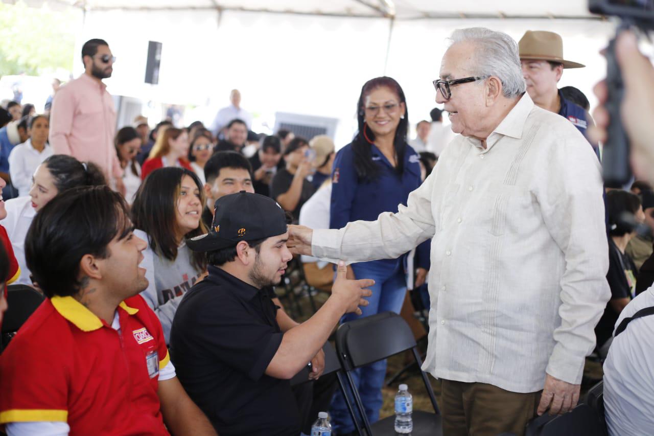 $!Dota Gobierno de Sinaloa de tractor, dron y autobús a la Universidad Tecnológica de Culiacán