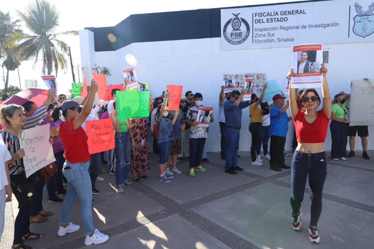 $!Protestan y bloquean Zona Dorada por desaparición de joven Mario Eduardo, en Mazatlán; ni la Fiscal ni el Alcalde los atienden