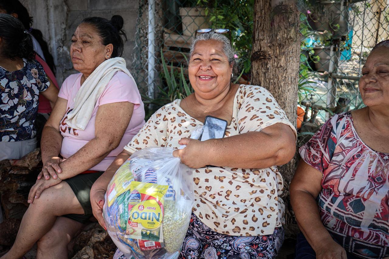 $!Entrega DIF Municipal despensas en colonias populares de Culiacán