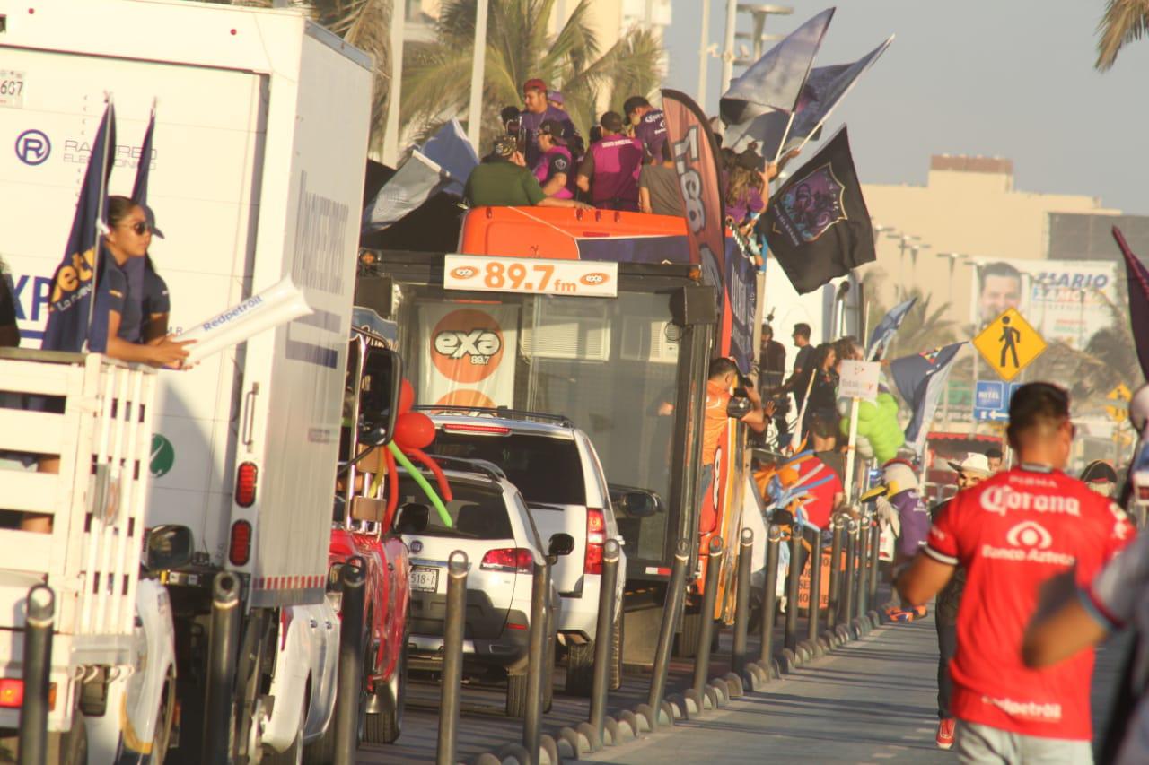 $!La Caravana Cañonera inunda de morado el Malecón de Mazatlán