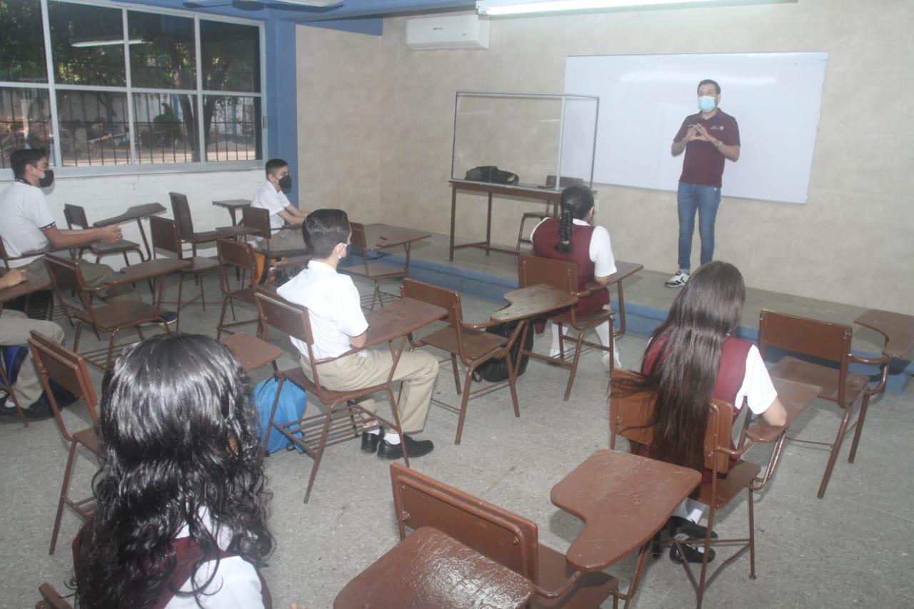 $!Regresan a las aulas alumnos de secundaria en Mazatlán