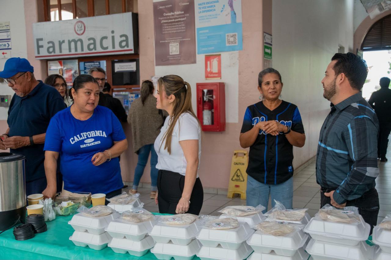 $!Alcaldesa de Culiacán entrega alimentos a familiares de pacientes en Hospital Civil