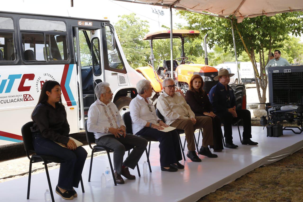 $!Dota Gobierno de Sinaloa de tractor, dron y autobús a la Universidad Tecnológica de Culiacán