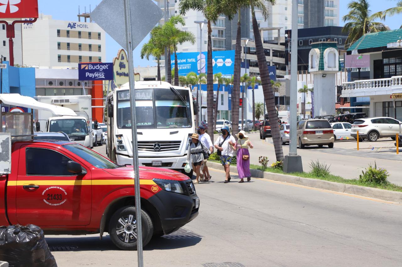 $!Vive la Zona Dorada, en Mazatlán, un caos vial que pone en riesgo al peatón