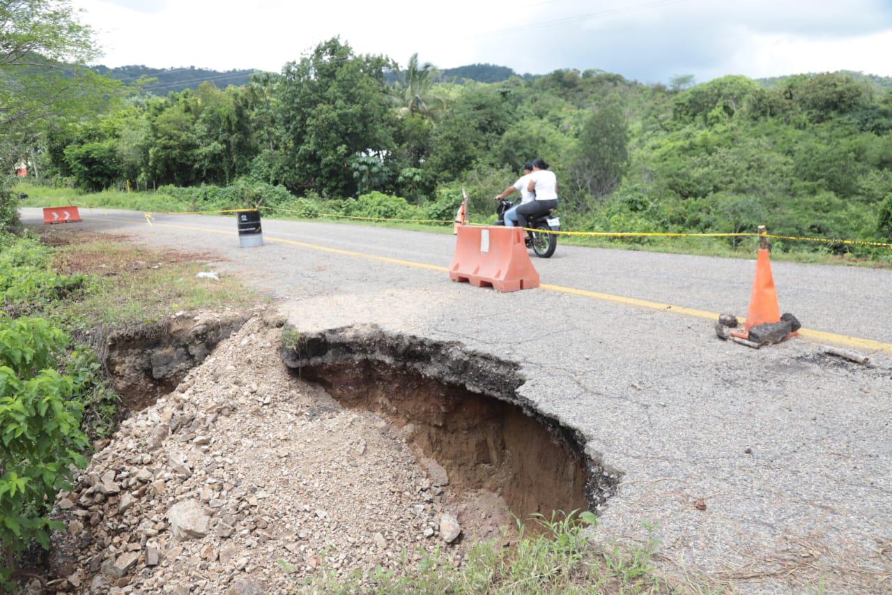 $!Socavón en la México 40 pone en riesgo a conductores a la altura de Concordia