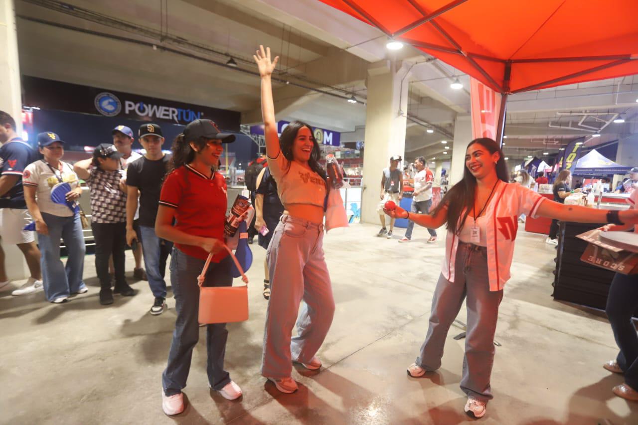 $!Los aficionados se divierten en el stand de Noroeste.