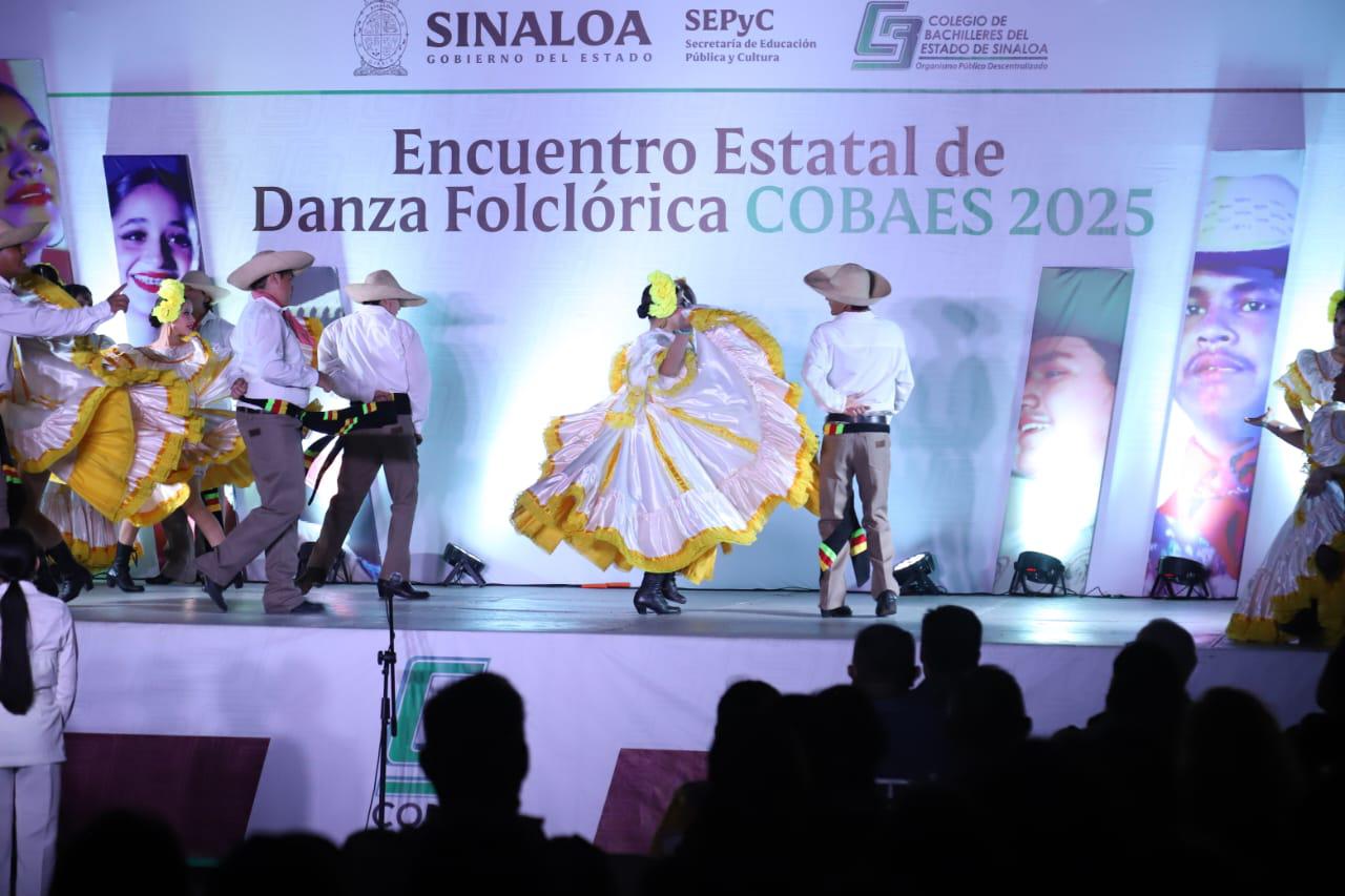 $!Brillan jóvenes de Cobaes en encuentro estatal de danza folclórica en Mazatlán