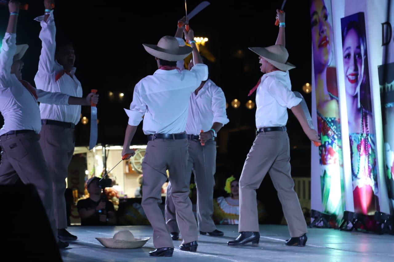 $!Brillan jóvenes de Cobaes en encuentro estatal de danza folclórica en Mazatlán