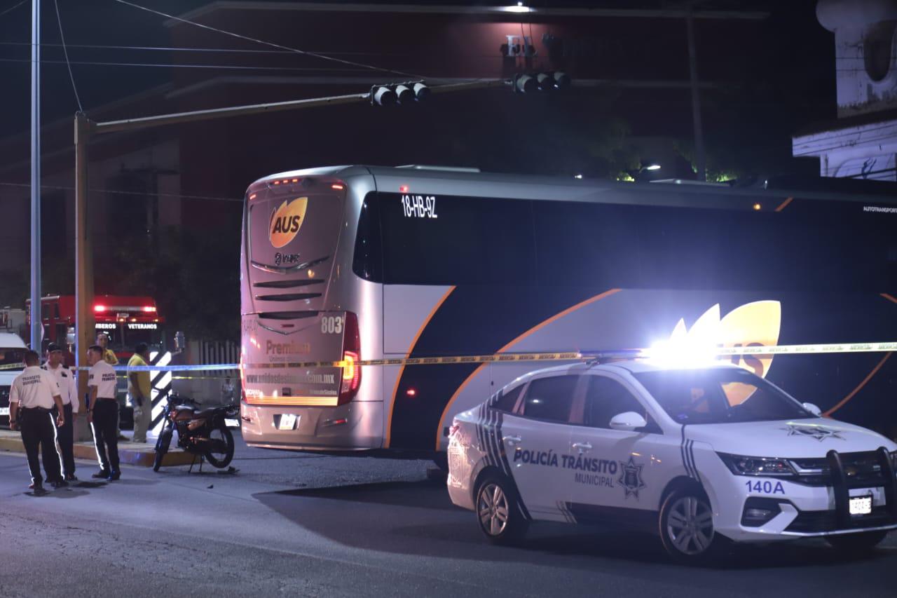 $!Motociclista muere arrollado por un autobús de pasajeros en la carretera Internacional en Mazatlán