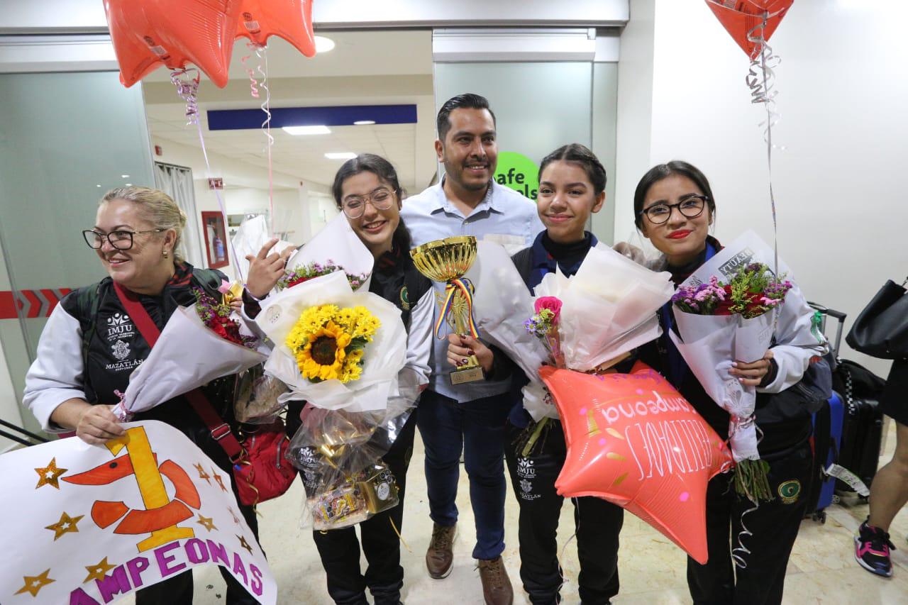 $!Llegan a Mazatlán las estudiantes ganadoras del oro en Rumania