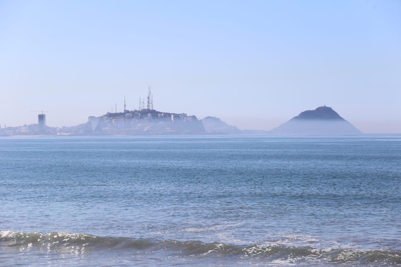$!‘Borra’ la neblina partes de Mazatlán; pinta zonas de blanco