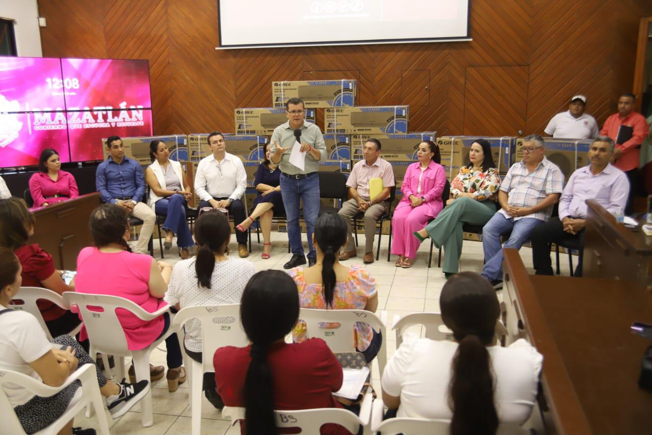 $!Entrega Ayuntamiento 12 minisplits a 6 escuelas de Mazatlán