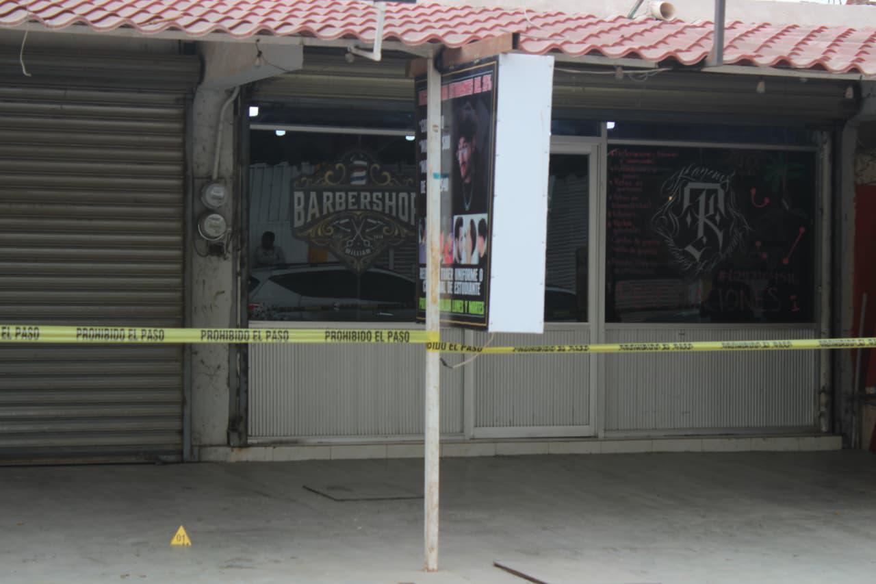 $!Persiguen a un hombre hasta una barbería y lo balean en Costa Rica, Culiacán