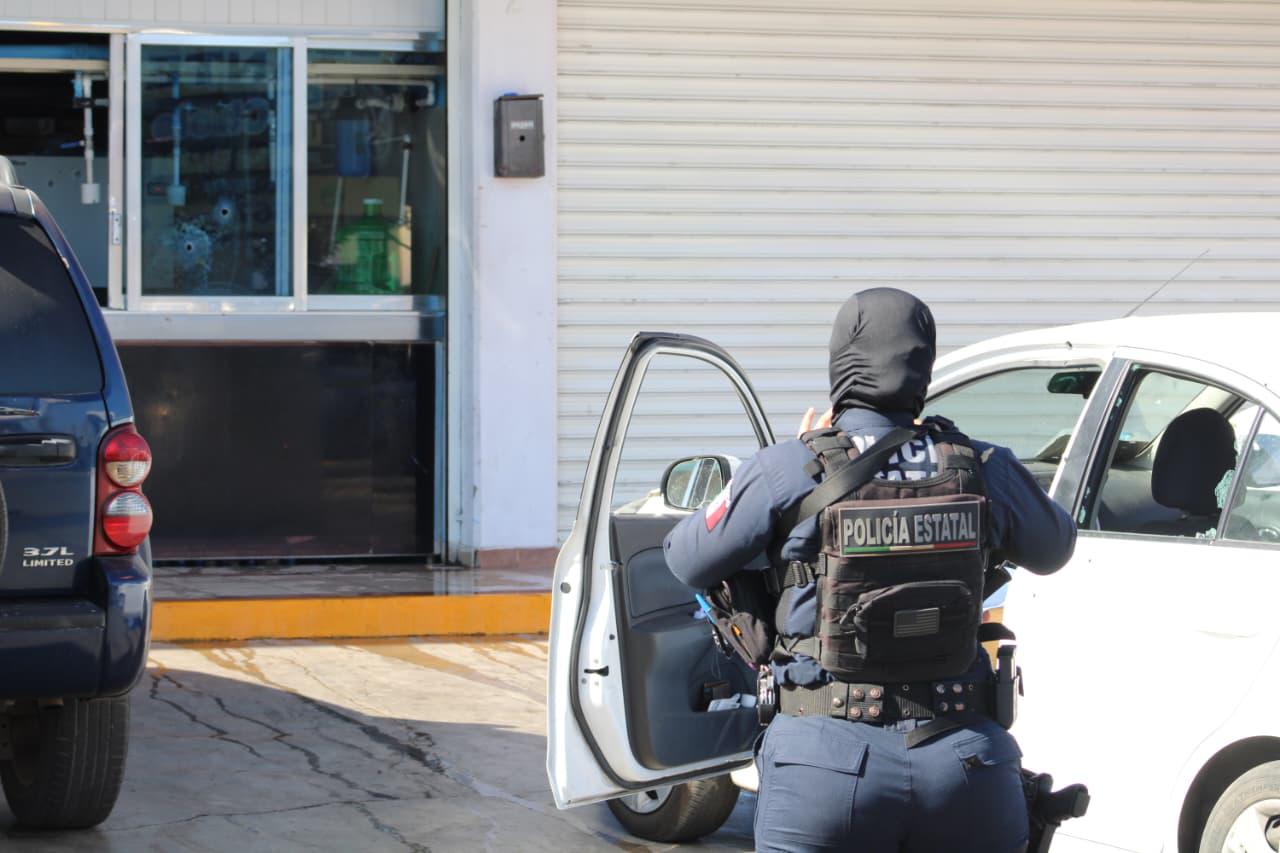 $!Un muerto y un herido deja ataque armado frente a purificadora de agua en Valle Alto, en Culiacán