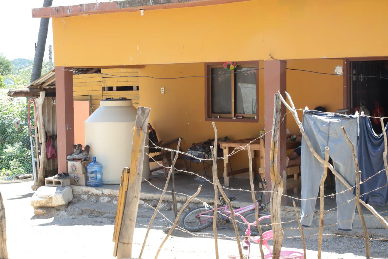 $!Bloquean carretera Mazatlán–Culiacán: habitantes de Los Zapotes exigen agua potable