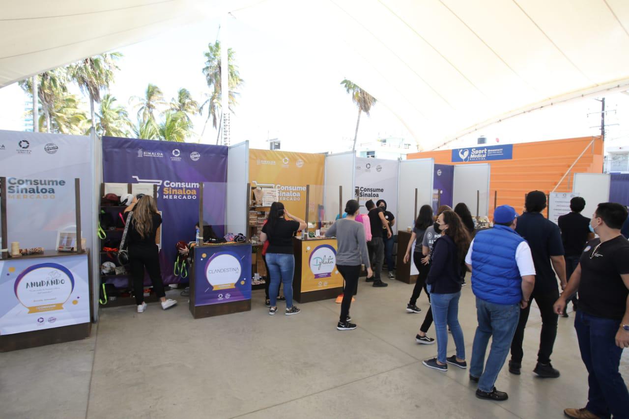 $!La gente recorre el parque para ver los productos que se ofrecen.