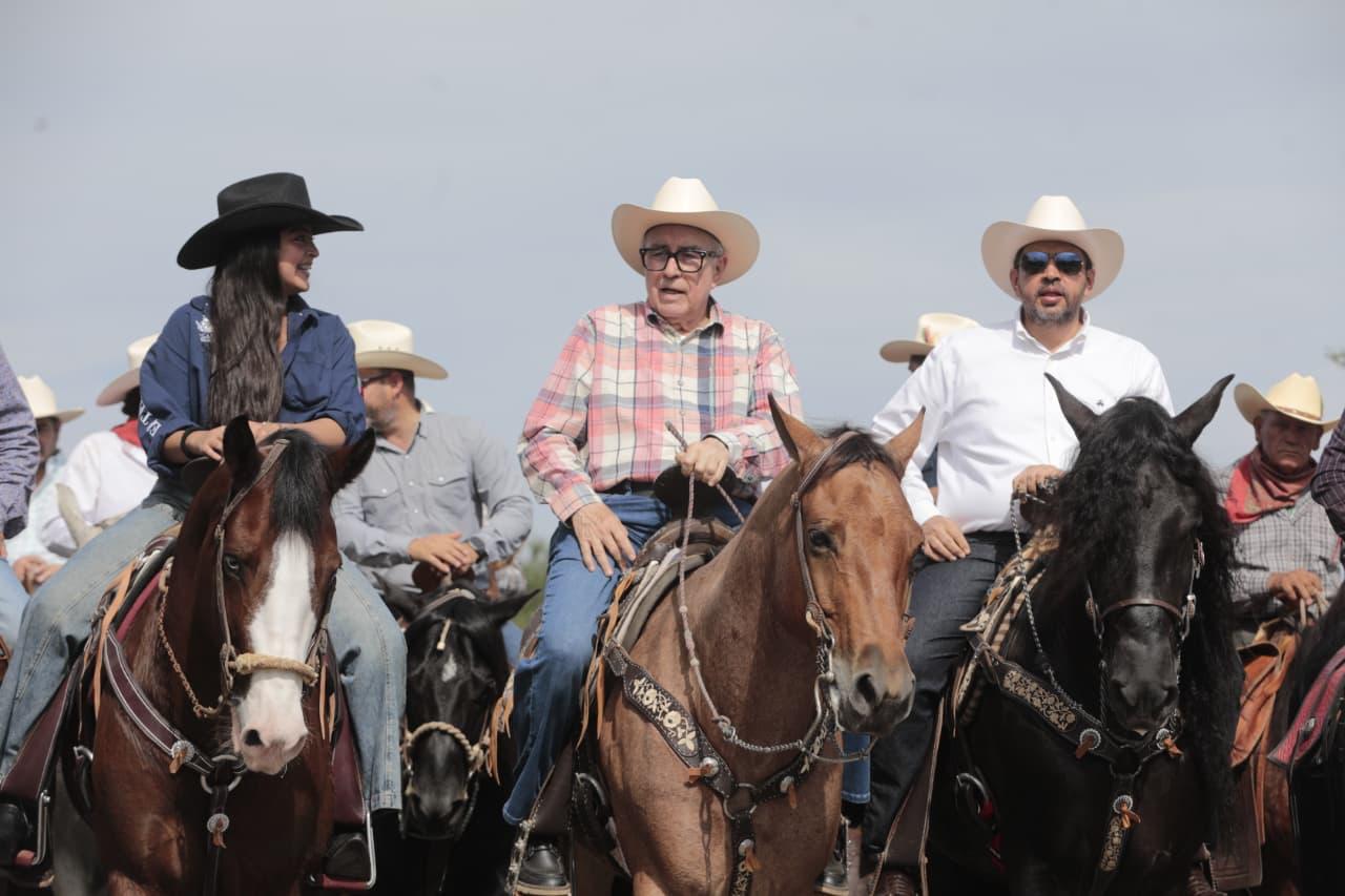 $!Rocha Moya encabeza cabalgata inaugural de la Expo Feria Ganadera Sinaloa 2025