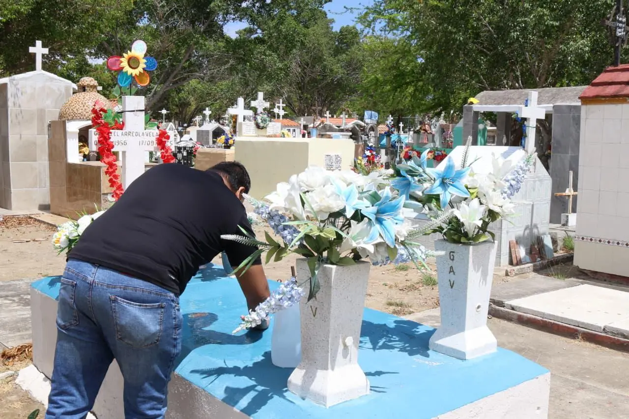 $!Recuerdan a los padres con flores y homenajes en panteones de Mazatlán