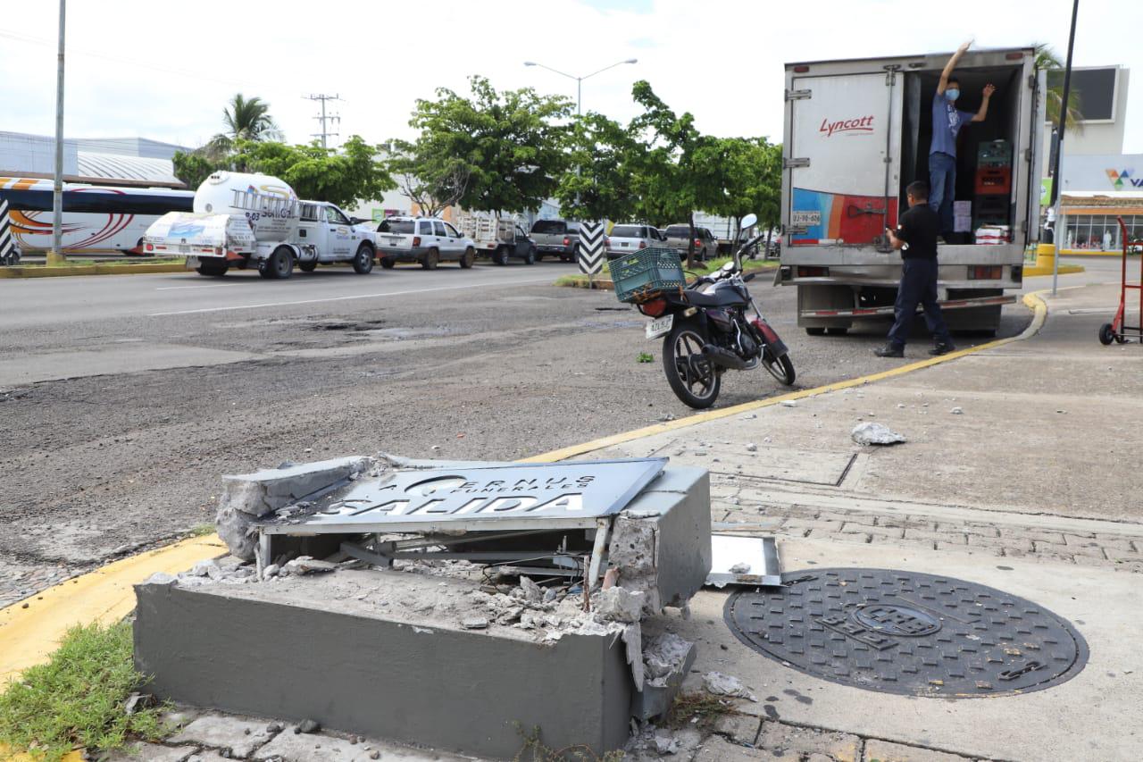 $!Ex Alcalde de Rosario, Aarón Flores Estrada, sufre aparatoso accidente en Mazatlán