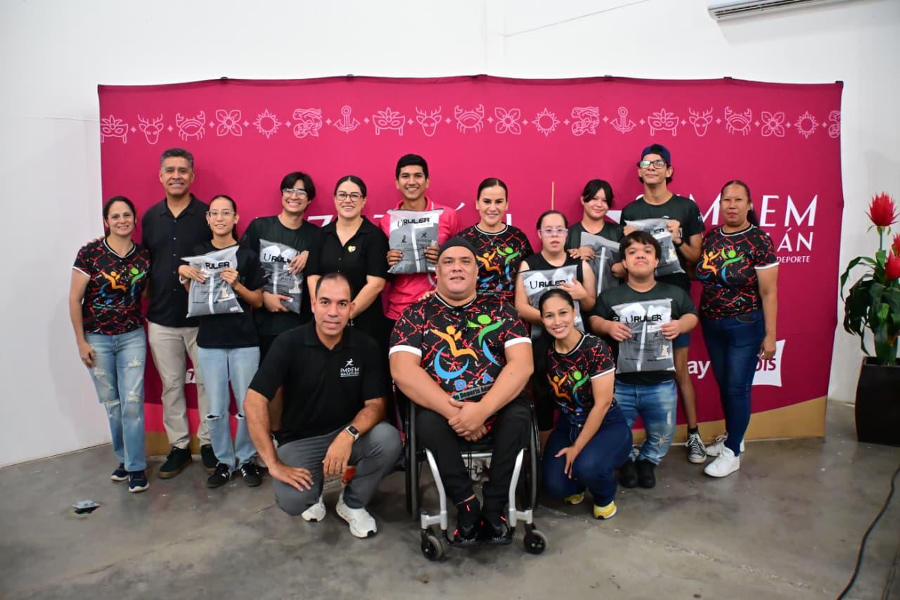 $!Atletas mazatlecos reciben uniformes para la Paralimpiada Conade