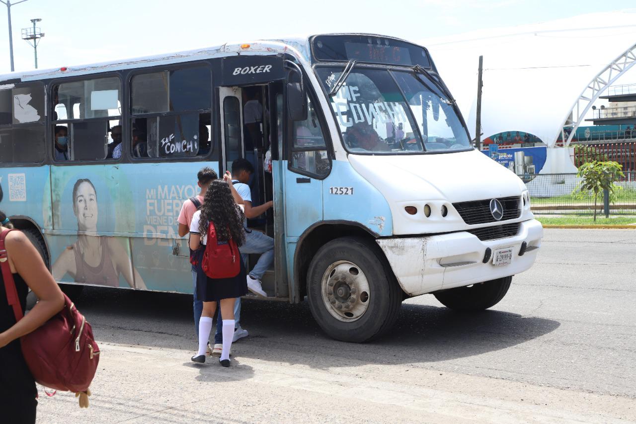 $!Alumnos de Mazatlán batallan para abordar camiones urbanos, y a muchos no les respetan la ‘tarifa de estudiante’