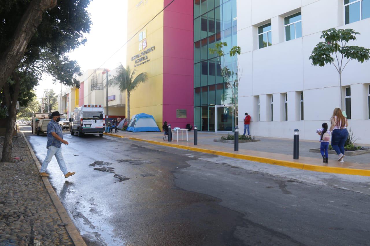 $!Tras una semana de derrame de aguas negras, el Hospital Pediátrico de Sinaloa inicia tareas de desazolve