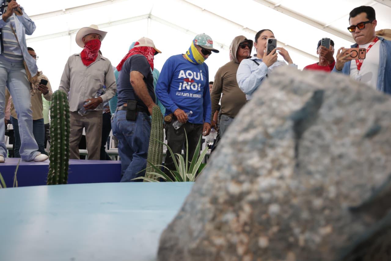 $!Manifestación revienta evento de inauguración de planta Pacífico Mexinol en Topolobampo