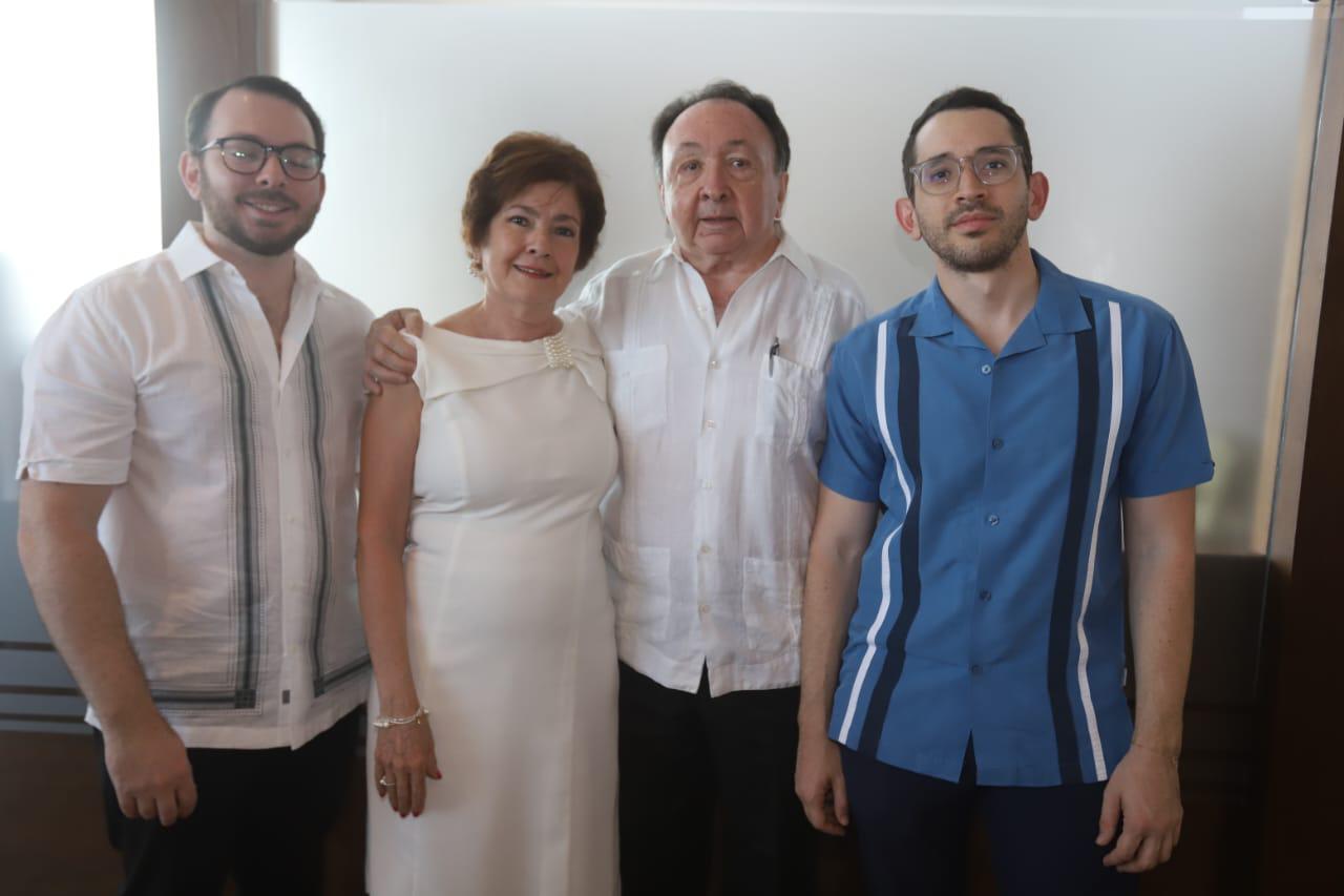 $!Alfredo Ruelas Solís y Lorena Tirado de Ruelas entre sus hijos, Alfredo y Jorge Ruelas Tirado.