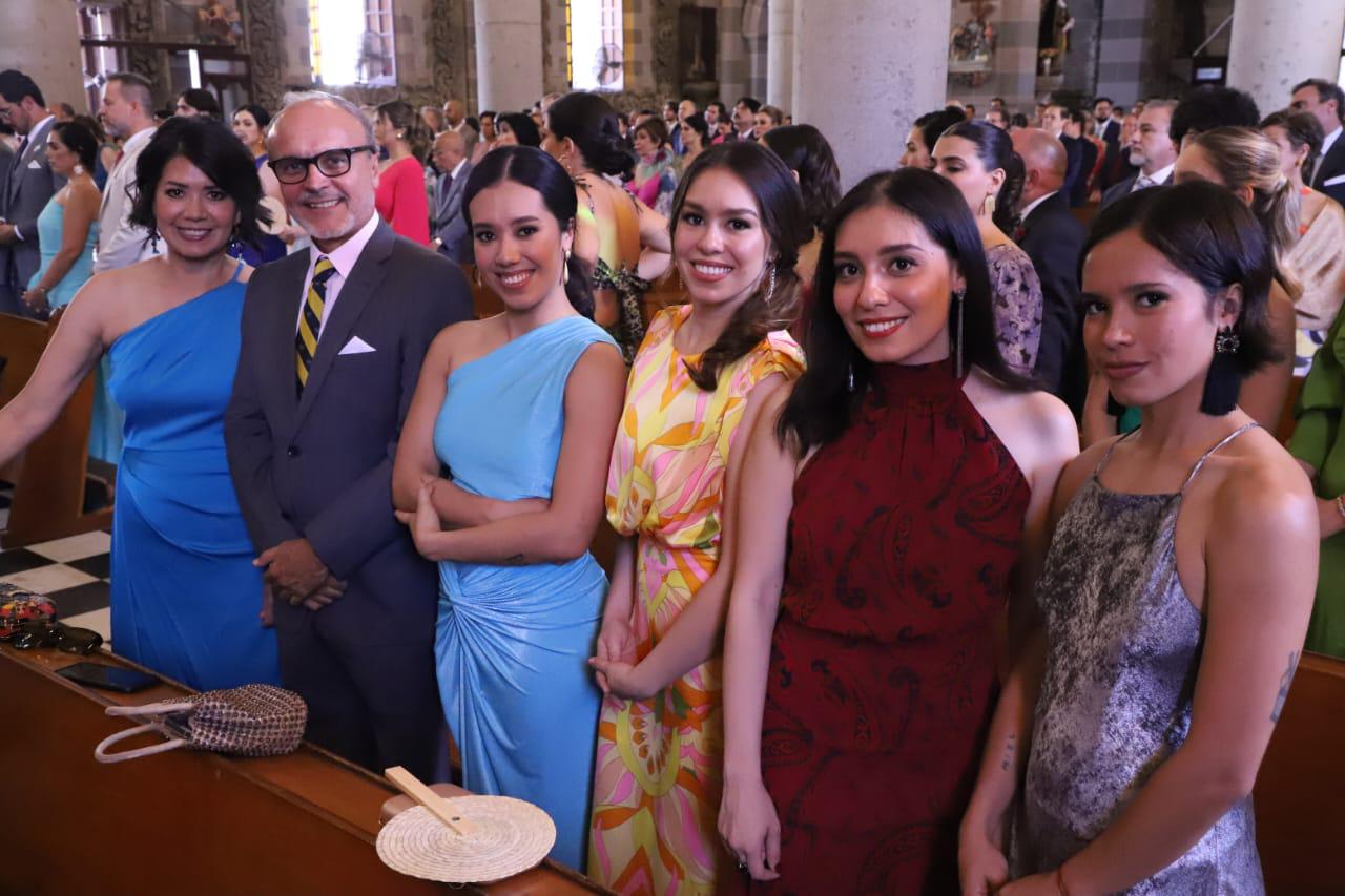 $!Carolina Ley de López y Jesús López con sus hijas, Victoria, Regina, Carolina y Daniela.