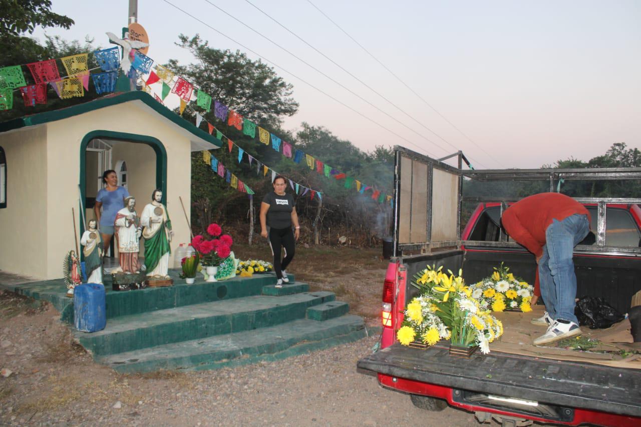 $!Jazmín, desde hace 21 años, mantiene viva la devoción en San Judas en capilla antes de llegar a Cacalotán