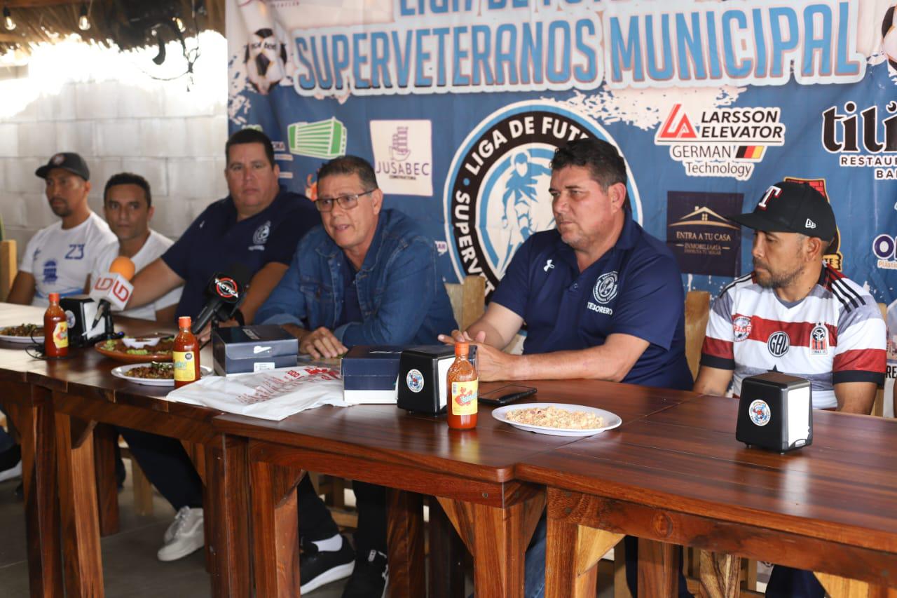 $!Reconocen a jugador del mes en Liga Superveteranos